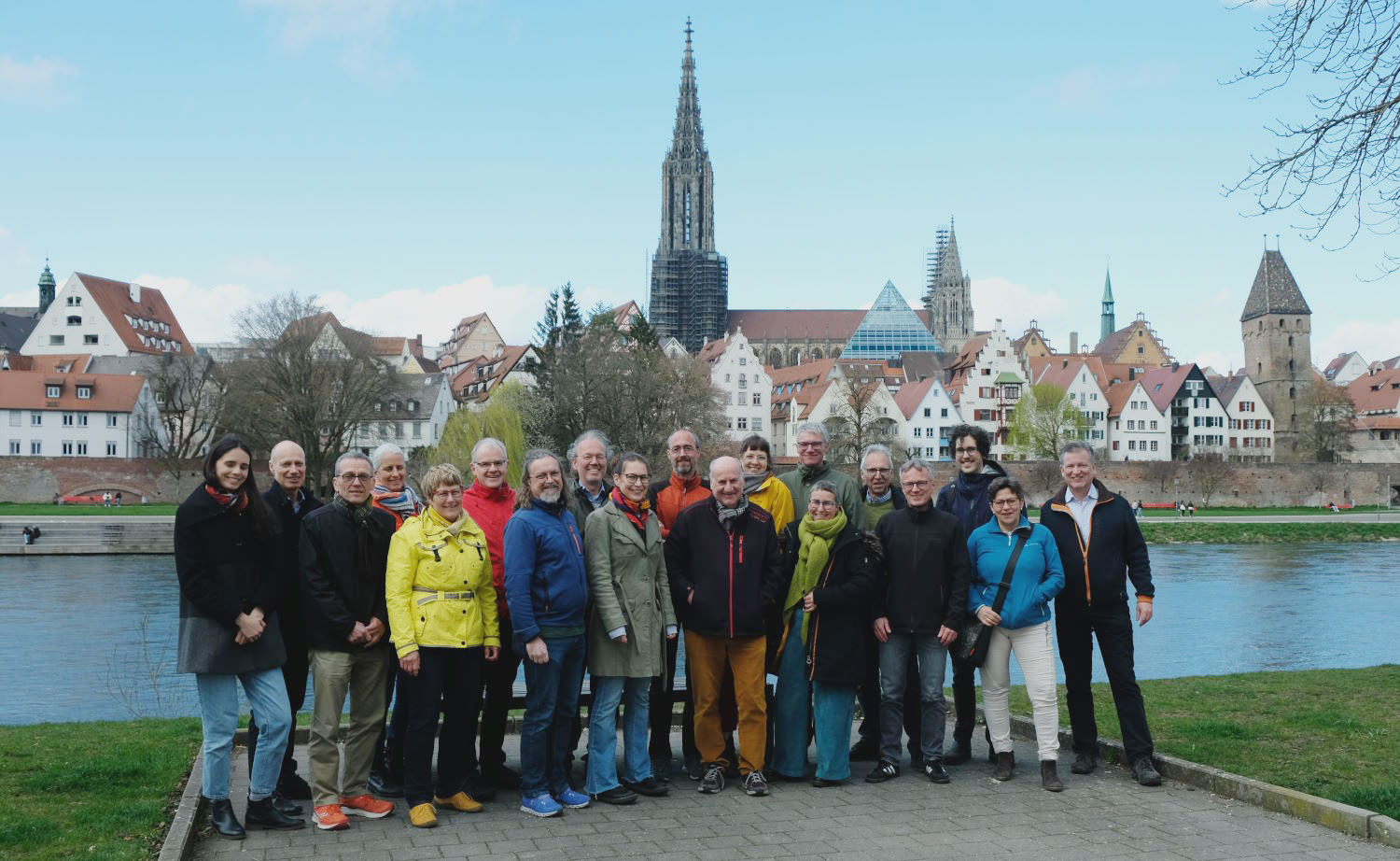Gruppenbild der Klimaliste Ulm vor der Kulisse des Ulmer Münsters
